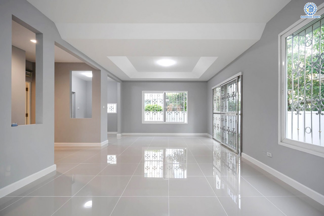 บ้านเดี่ยวมือสอง จากแบรนด์ LH โครงการ ชัยพฤกษ์ วัชรพล หลังใหญ่ เนื้อที่ 55.4 ตร.ว. ฟังก์ชัน 3 ห้องนอน 3 ห้องน้ำ จอดรถได้ 2 คัน พร้อม Facilities ครบครัน บนทำเลเดินทางสะดวก ติดถนนสุขาภิบาล5 เชื่อมต่อหลายเส้นทาง ใกล้ทางด่วน "ฉลองรัช" และรถไฟฟ้าสายสีเขียว "สถานีสายหยุด"